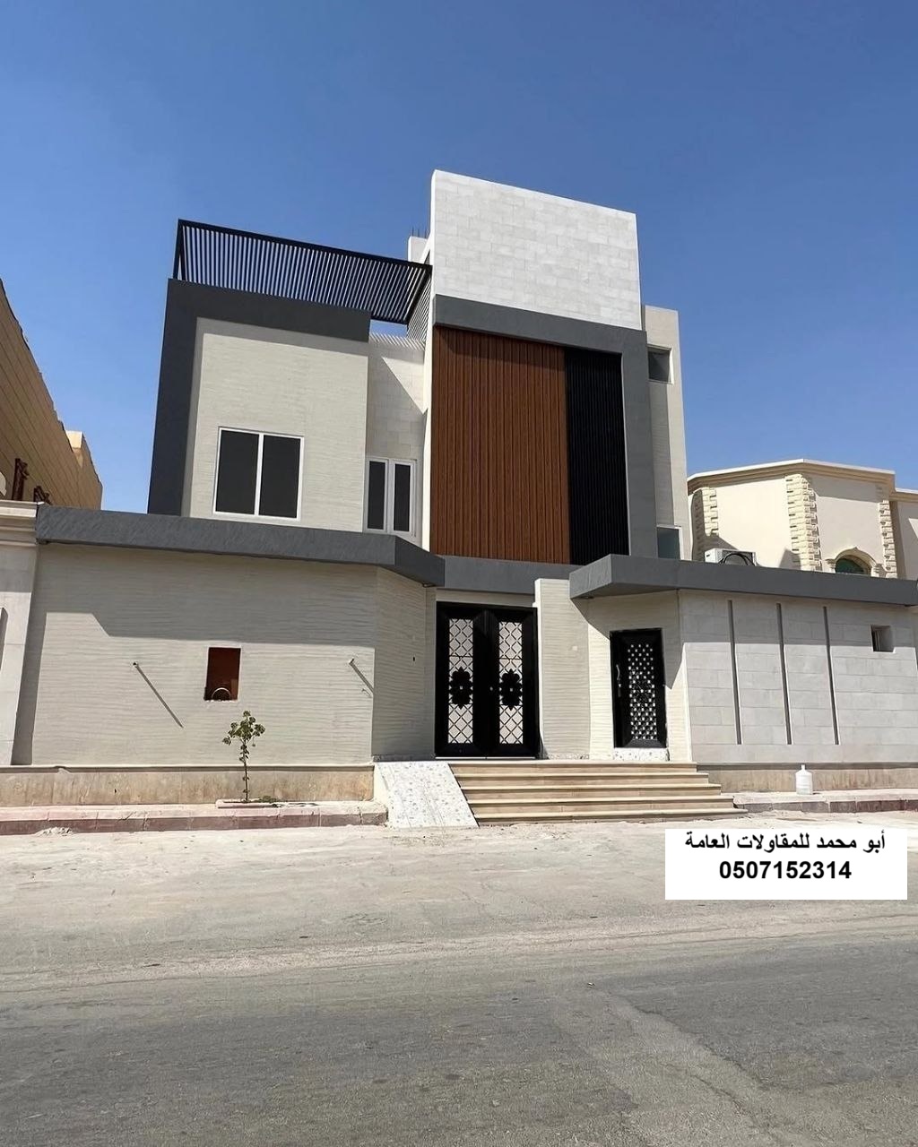 مقاول ترميم واجهات بالشرقية يشرف على تجديد أصباغ بروفايل ومعالجة شروخ جدران فيلا سكنية في الدمام.